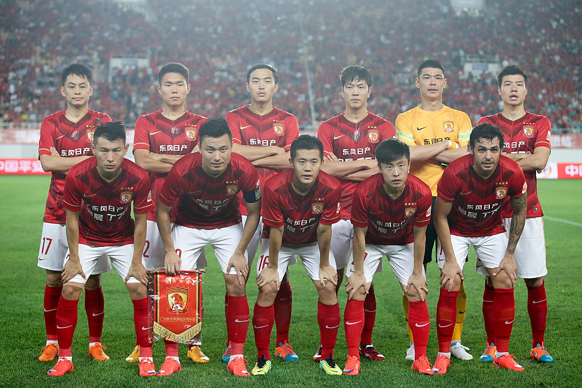 华体会体育-包含中国足球职业赛事激情开战，球队团结一致冲刺胜利的词条  第1张